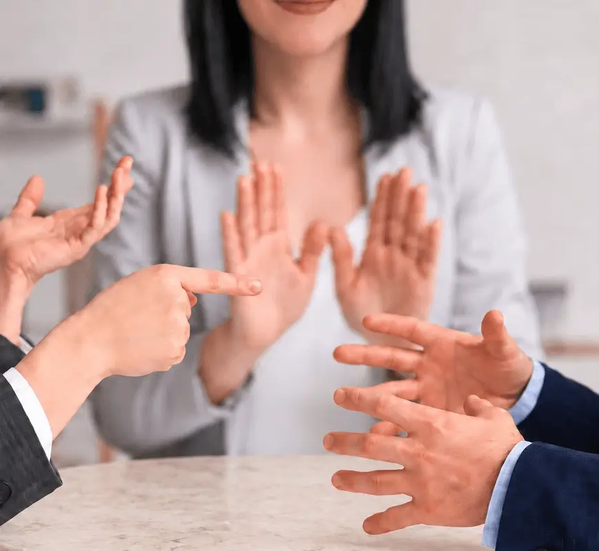 Mehrere Hände an einem Tisch – ein Gespräch über unterschiedliche Standpunkte